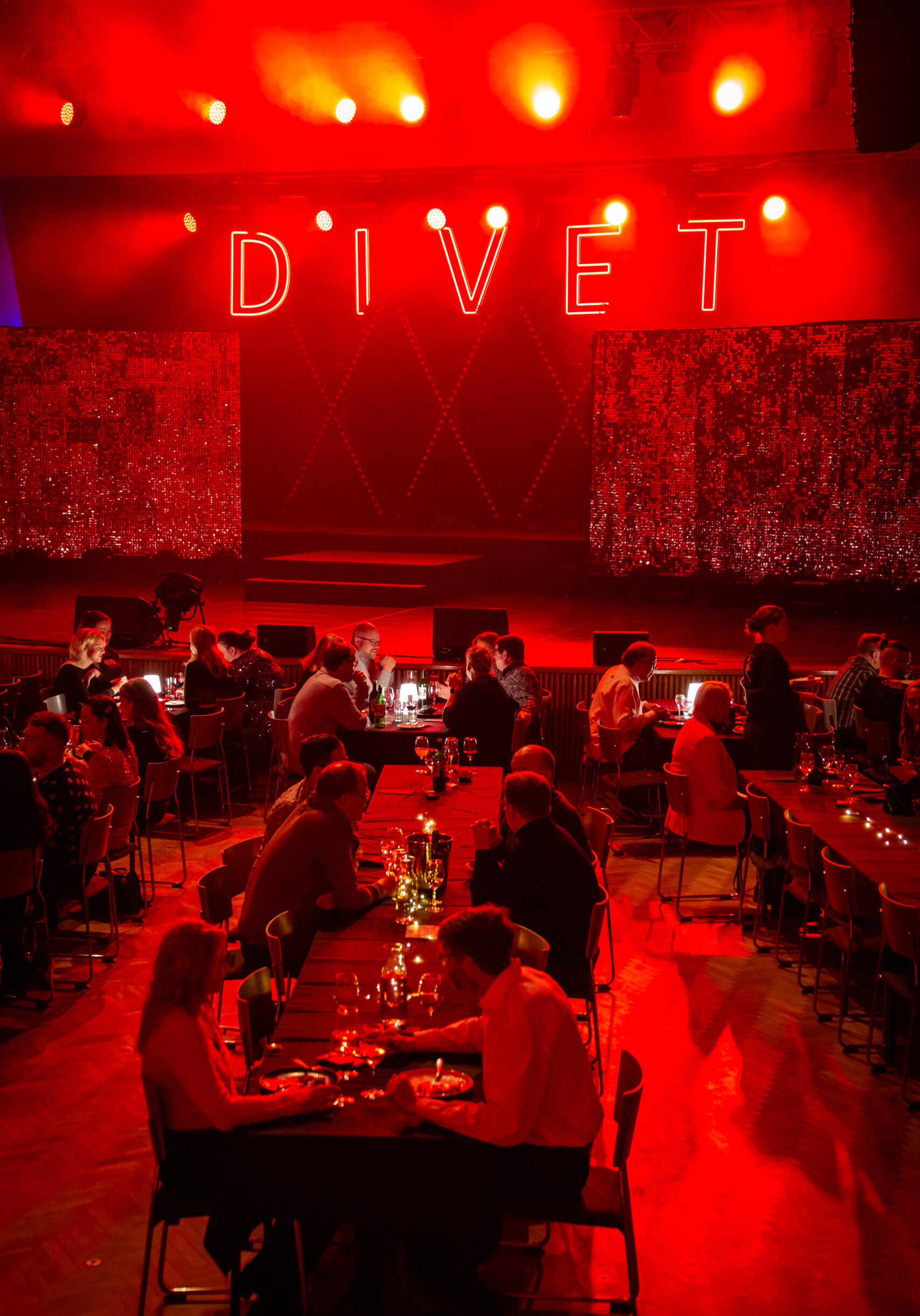 Divet show järjestä pikkujoulut Kulttuuritalolla