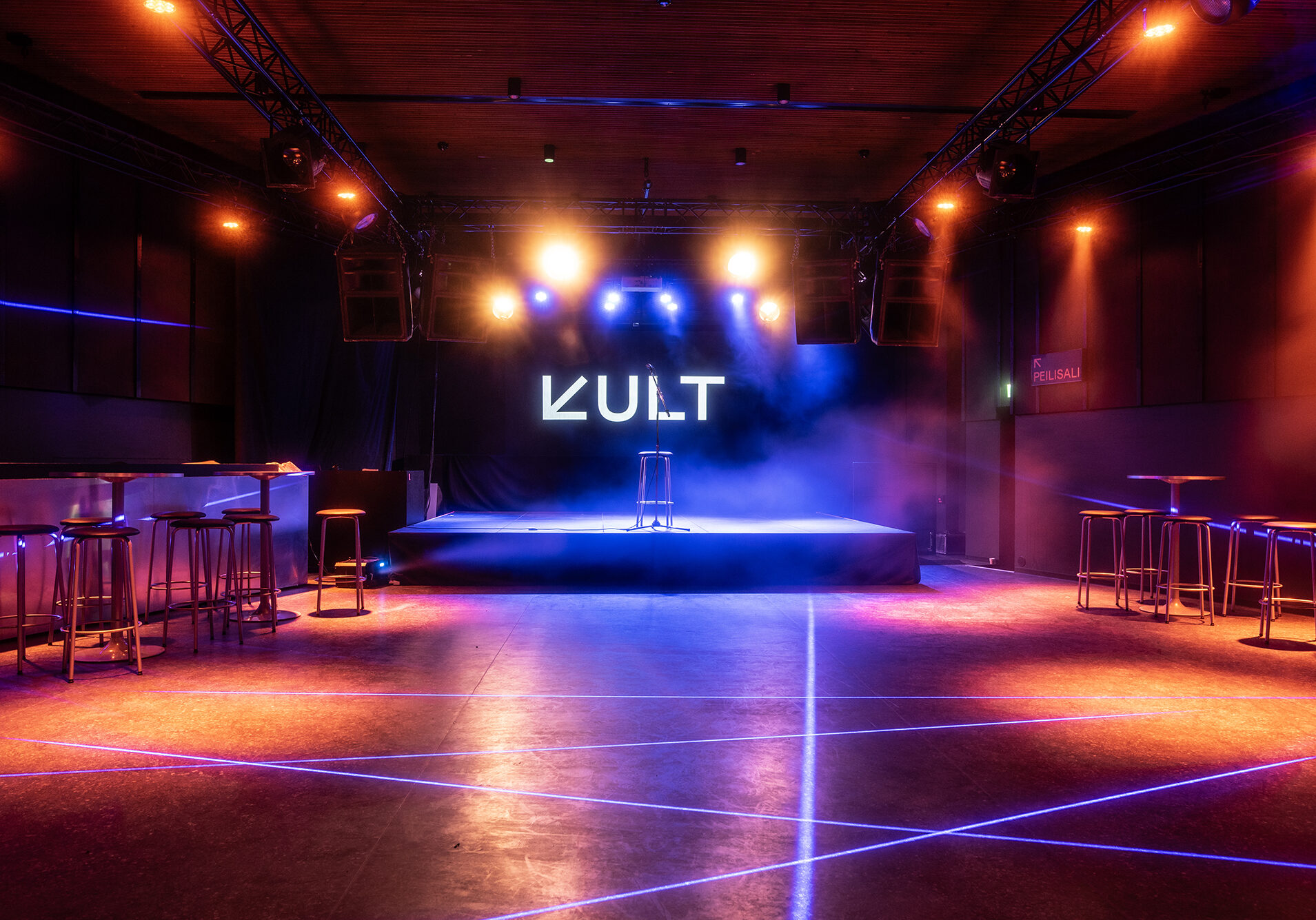 KULT-sali ja tyhjä lava.